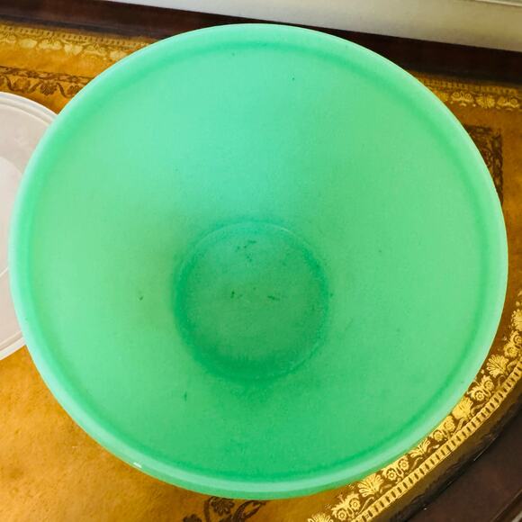 Vintage Tupperware Crisp It 679 Jadeite Green Lettuce Keeper Crisper w Lid - Picture 2 of 5